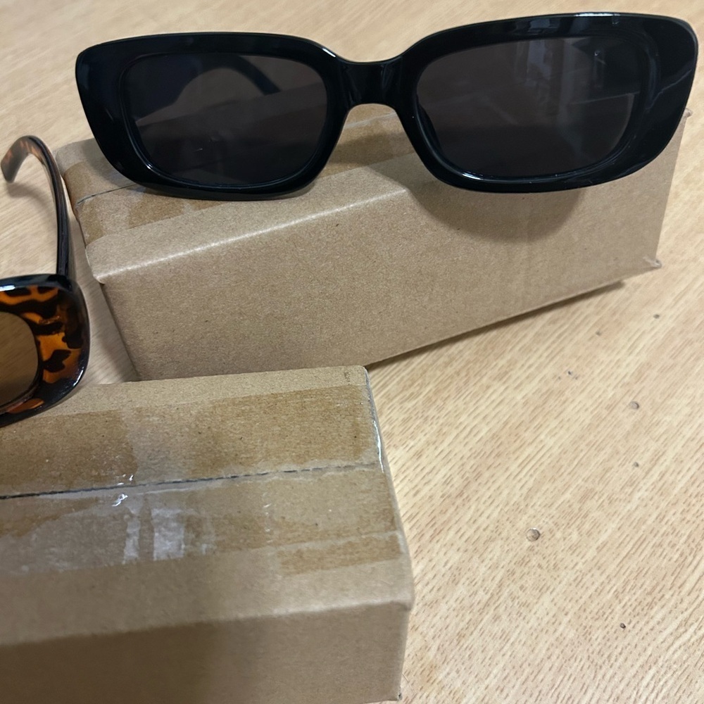 Oval Black Sunglasses - Picture 3 of 3